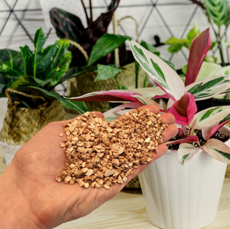 Wermikulit ogrodniczy – dodatek do podłoża – 1-5 mm 1 l Biovita